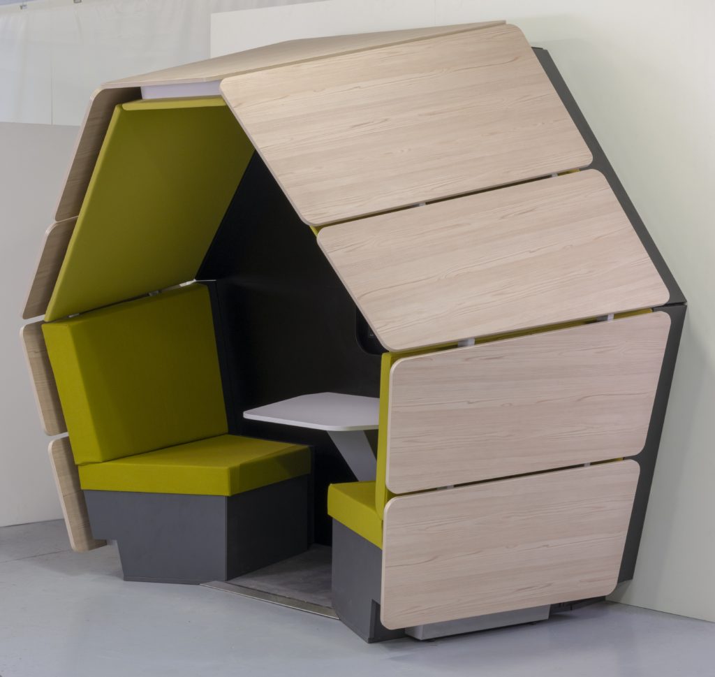 Box de coworking pour deux avec une table