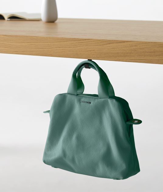 Présentation de l'accessoirisation de la table KYO avec le crochet porte sac à main intégré