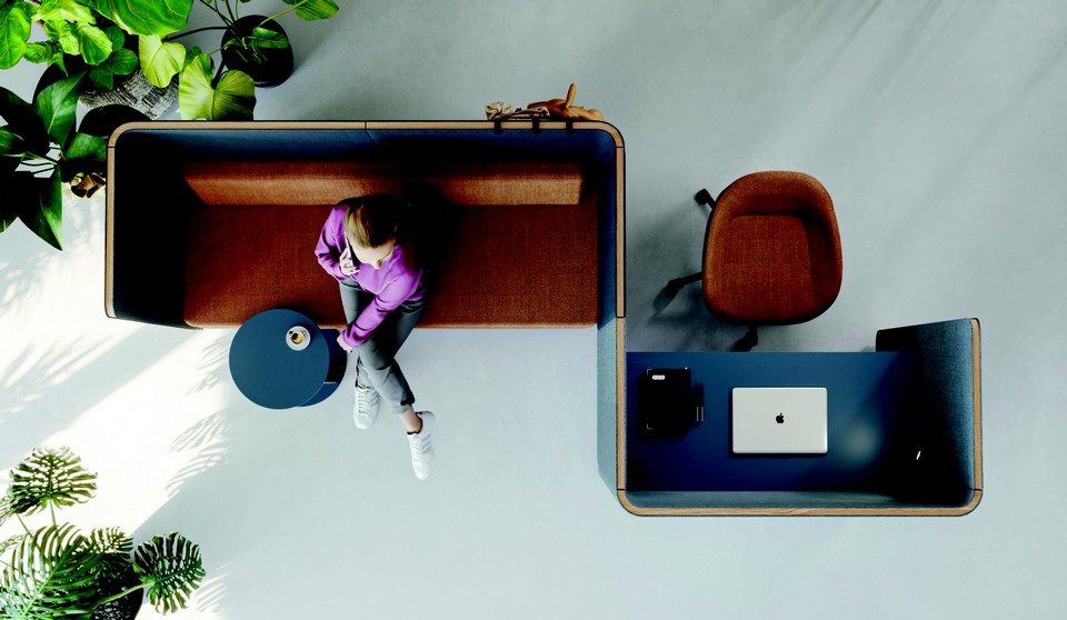 Vue aérienne d'une configuration modulaire NUCLEO combinant un poste de travail individuel et un canapé acoustique.