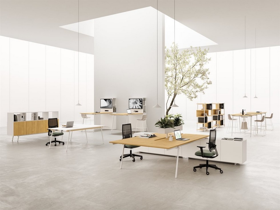 Vue d'ensemble d'un aménagement complet KNOT mêlant bureaux bench finition bois et tables hautes multimédias dans un open space lumineux.