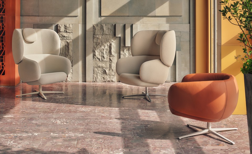 Aménagement de hall d'accueil avec deux fauteuils Grace et une assise basse orange.