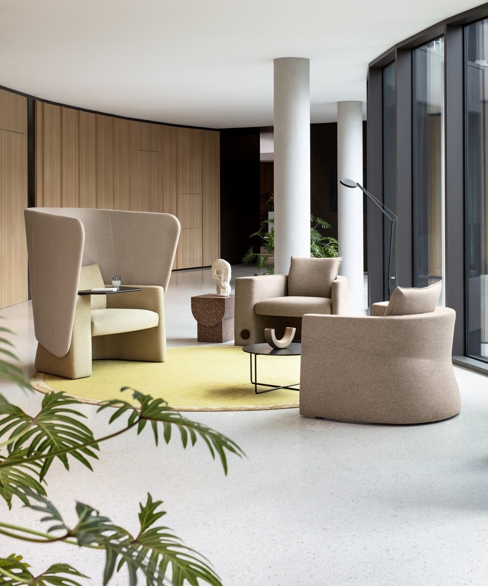 Fauteuil VIP SOLO intégré dans un hall de siège social spacieux avec mobilier lounge assorti.