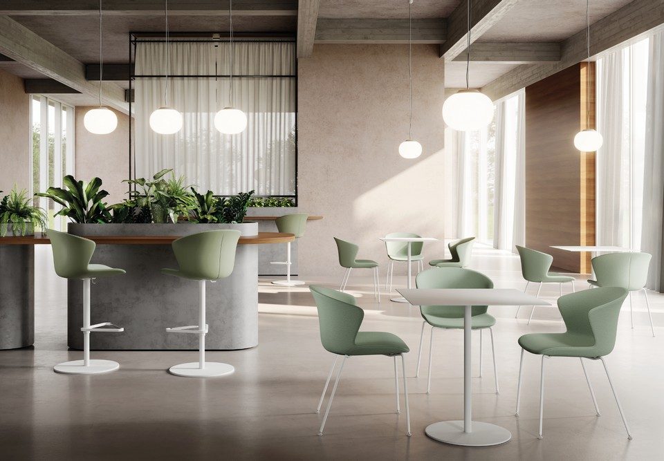 Espace lounge d'hôtel avec chaises détente et tabourets de bar pivotants KICCA PLUS en tissu vert olive, illustrant l'homogénéité de la gamme.