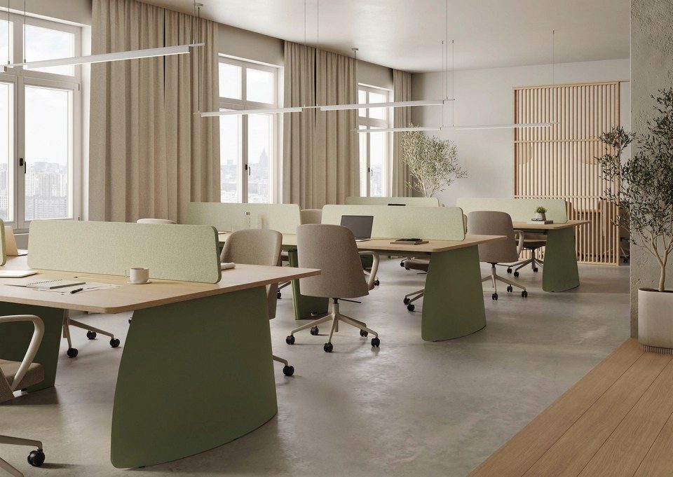 Alignement de plusieurs postes de travail multiples en bois et vert sauge DOLMEN de Wood Mobilier dans un grand espace de bureau lumineux et épuré.