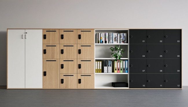Grand meuble de rangement de bureau modulaire GALAXY combinant une armoire vestiaire blanche à portes battantes, un ensemble de casiers individuels (lockers) en bois clair avec fentes de courrier et claviers à code, une étagère bibliothèque ouverte avec dossiers, et un bloc de douze casiers noir mat numérotés pour le flex-office.