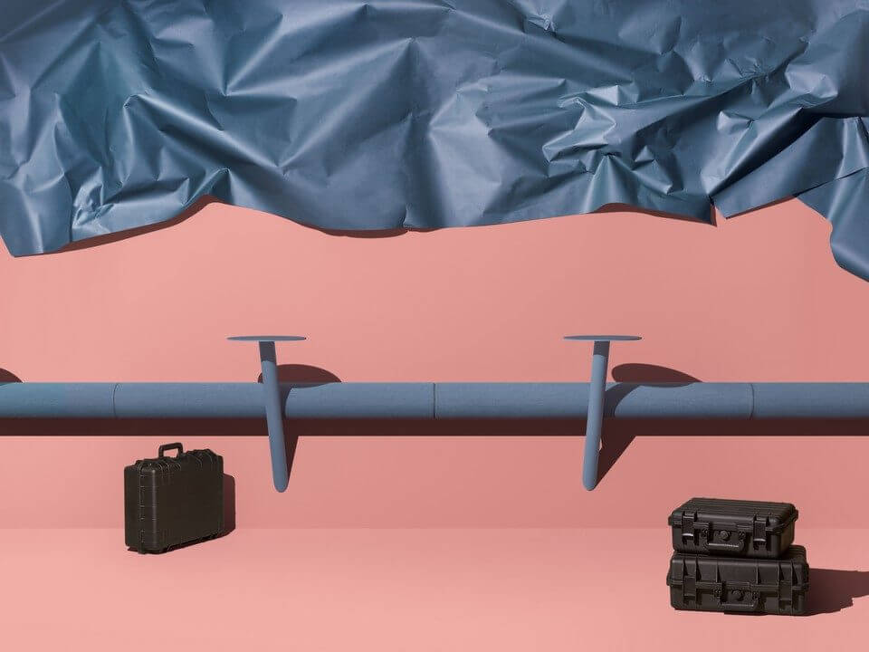 Banc d'attente mural LUMBER bleu avec tablette, sur mur rose, dans une composition graphique d'espace d'attente design