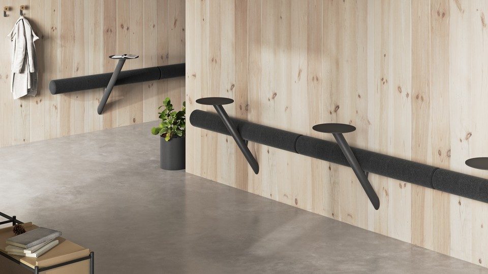 Ligne de bancs muraux LUMBER noirs dans un espace bois clair, ambiance scandinave