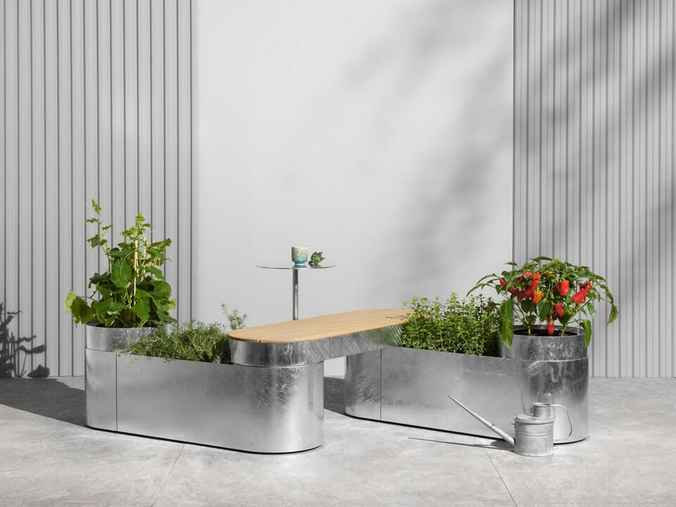 Une composition de bancs et de jardinières design haut de gamme pour les terrasses des professionnels qui pourront aménager des espaces d'attente originaux et chaleureux