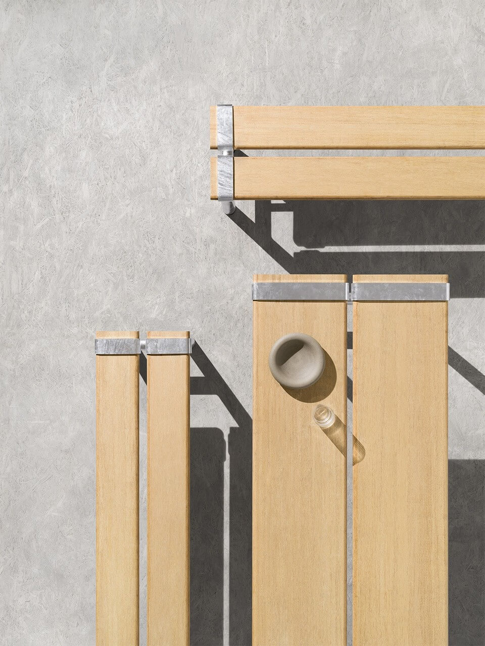 Mobilier outdoor haut de gamme avec banc intégré, en acier galvanisé et en bambou, pour une grande durabilité sur les terrasses des professionnels