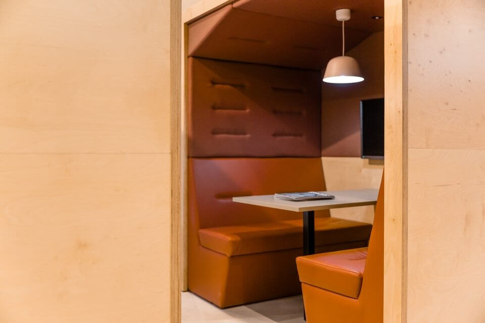 La banquette de coworking est un espace de travail connecté design et informel