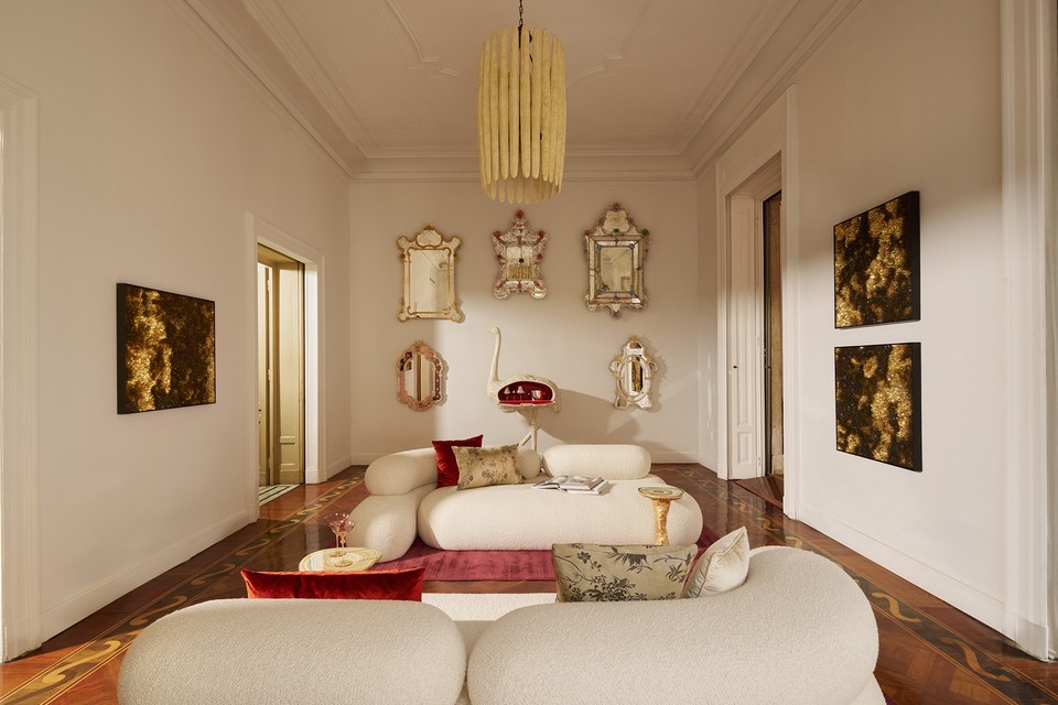 Banquette ADRENALINE blanche en tissu bouclette, installée dans un salon de luxe avec parquet marqueté et décoration classique, mettant en valeur l'intégration haut de gamme.