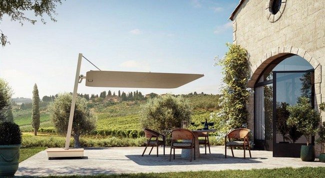 Le parasol professionnel VERSA propose un socle stable et mobile, très design avec une finition lattes