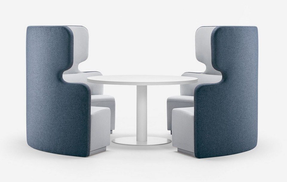 Box acoustique ouvert pour 4 personnes TALK composé de deux modules de canapés circulaires à dossier haut bicolore bleu et gris, disposés autour d'une table de réunion ronde blanche pour l'aménagement d'espaces collaboratifs tertiaires.