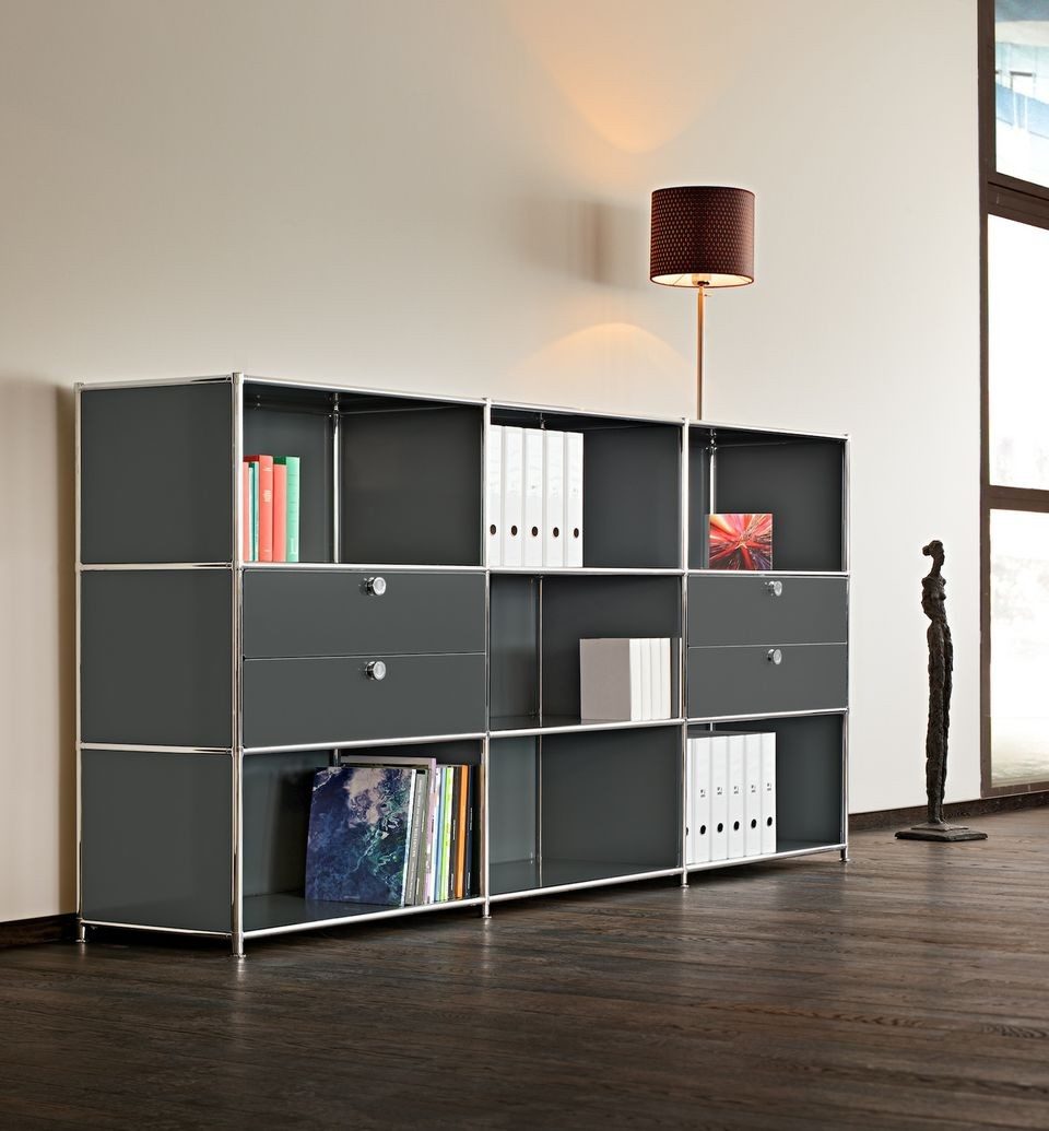 Buffet bas SYSTEM4 gris anthracite avec tiroirs de rangement et niches ouvertes pour dossiers, posé sur un parquet foncé dans un intérieur design.