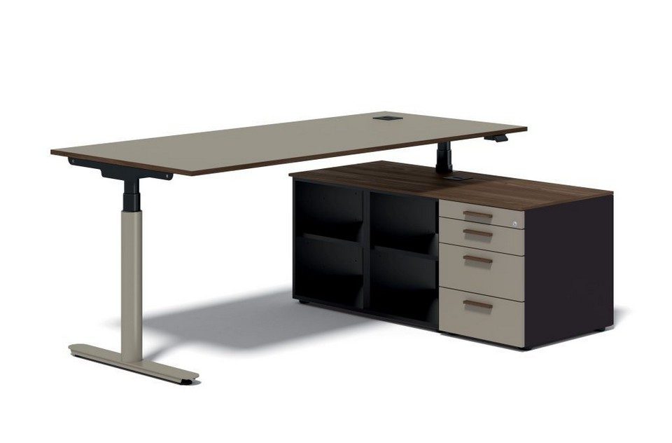 Bureau assis-debout de direction NUVOLA de Bralco réglable en hauteur, configuré avec un meuble de service et de rangement intégré inférieur comprenant des niches ouvertes et un caisson à tiroirs.