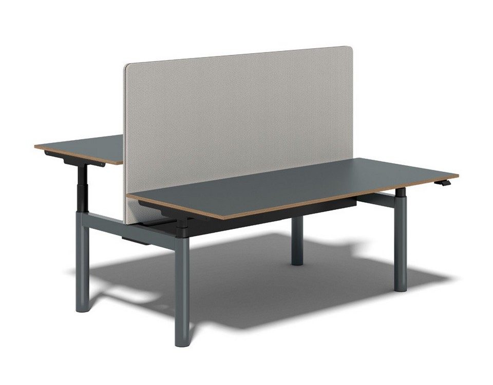 Bureau bench assis-debout double NUVOLA de Bralco avec écran de séparation acoustique gris clair. Poste de travail double face-à-face réglable en hauteur électriquement de manière indépendante pour open space.