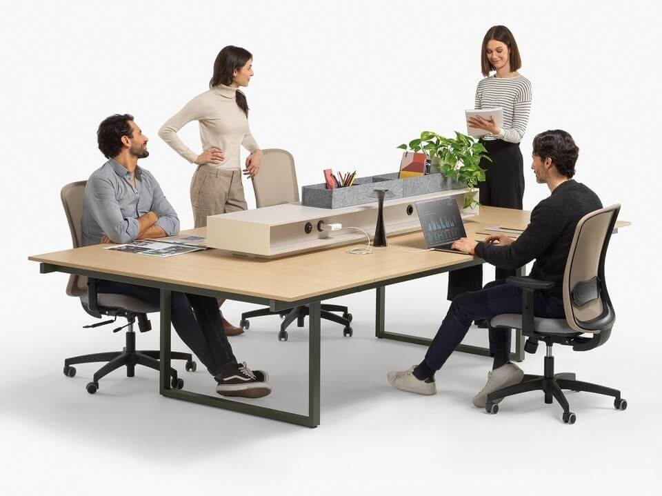 Bureau bench pour le flex office avec prises connectées