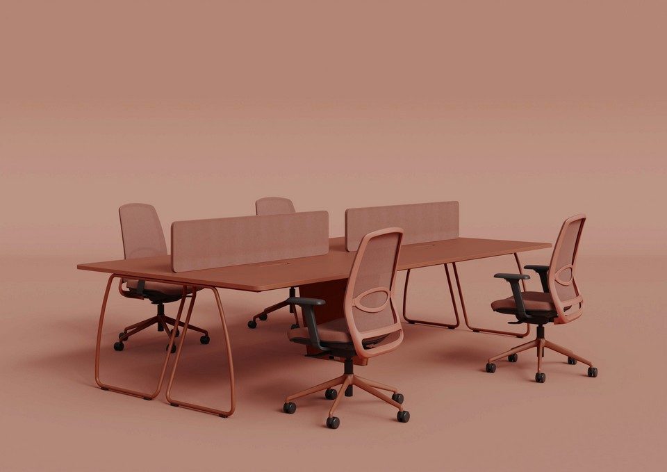 Bureau bench quatre postes couleur terracotta avec piètement tubulaire fin et écrans acoustiques assortis DOLMEN par Wood Mobilier.