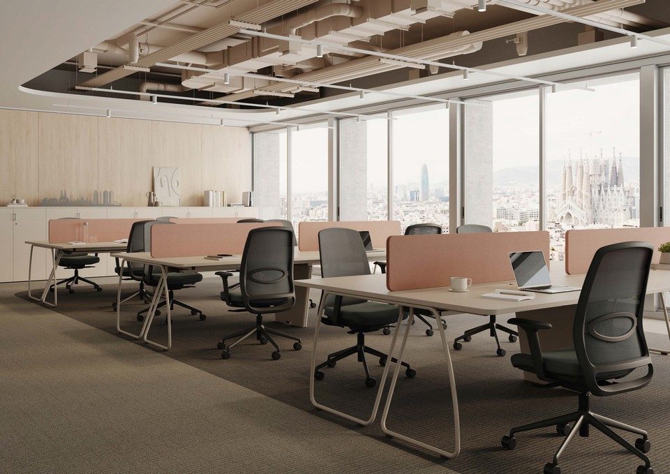 Alignement de plusieurs postes de travail partagés avec piétement tubulaire fin et écrans acoustiques rose poudré DOLMEN par Wood Mobilier.