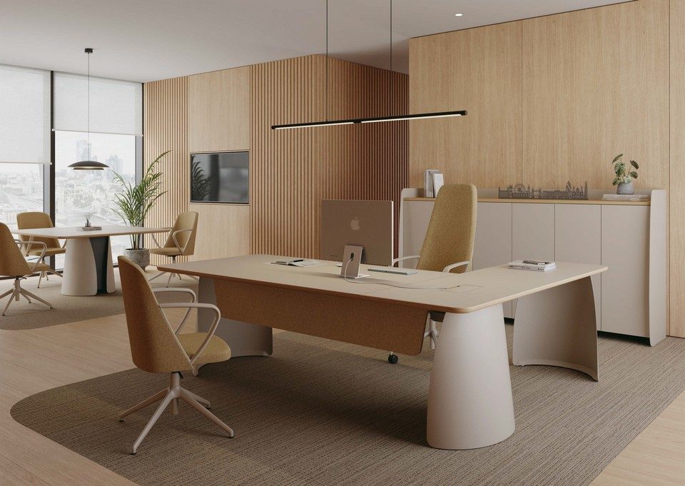 Bureau de direction d'angle beige avec retour et voile de fond de la collection DOLMEN par Wood Mobilier, installé dans un espace exécutif contemporain.