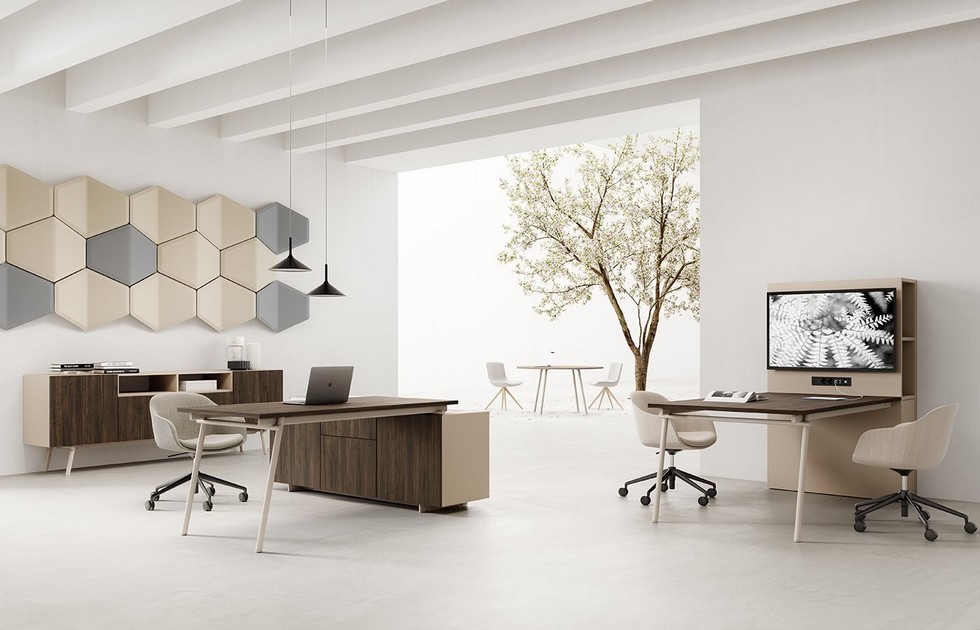 Bureau de direction KNOT en finition bois sombre et table média équipée d'un écran pour visio-conférence dans un espace exécutif