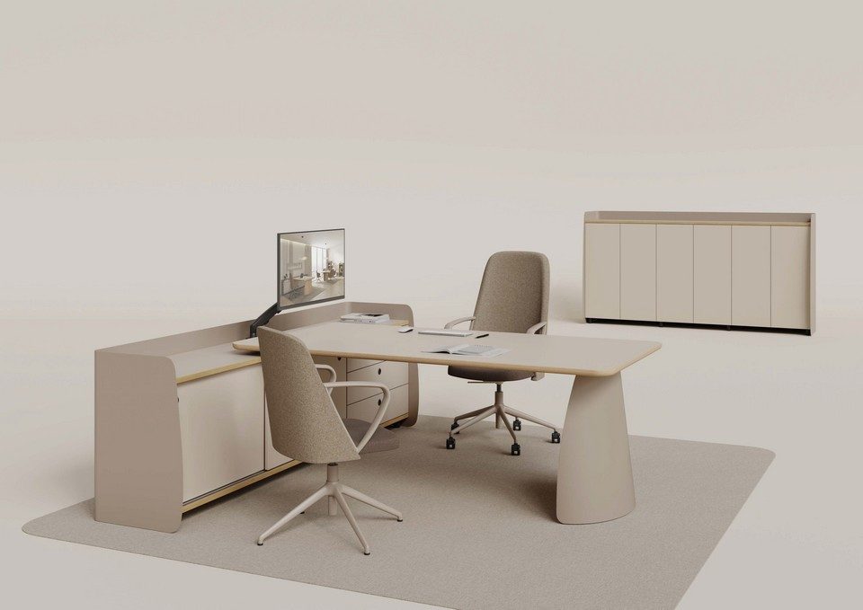 Bureau de direction avec meuble porteur Dolmen, sièges ergonomiques assortis et meuble de rangement en arrière-plan, packshot studio fond beige neutre.