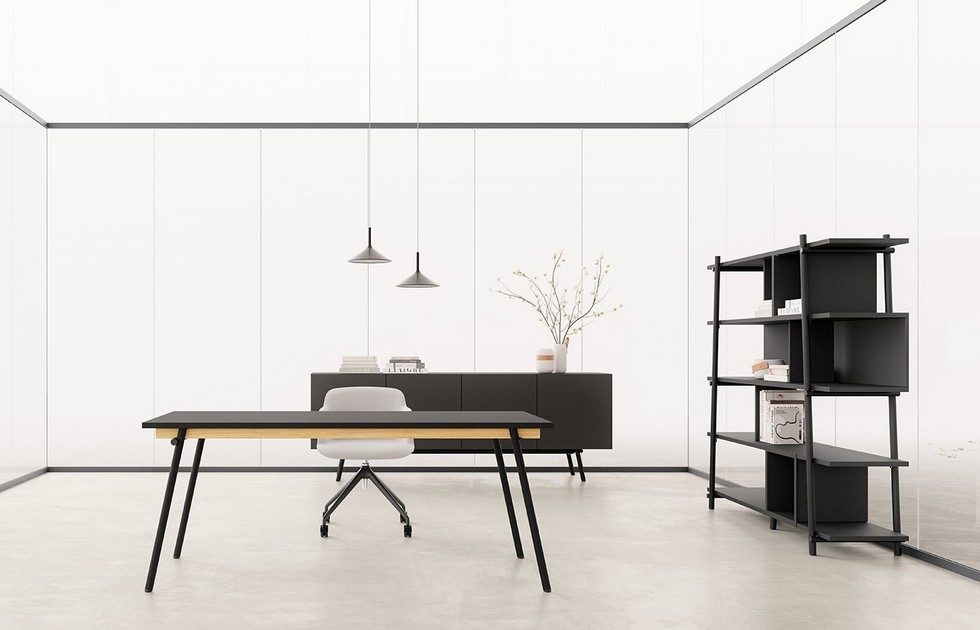 Bureau noir KNOT au design tubulaire avec poutre en bois, accompagné de sa bibliothèque de rangement assortie pour un bureau de direction moderne