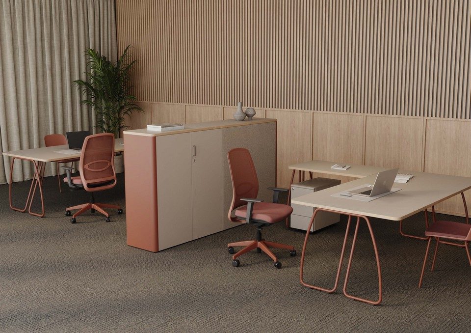 Bureaux opérationnels individuels avec piétement tubulaire léger couleur terracotta de la gamme DOLMEN par Wood Mobilier, séparés par un meuble de rangement d'équipe.