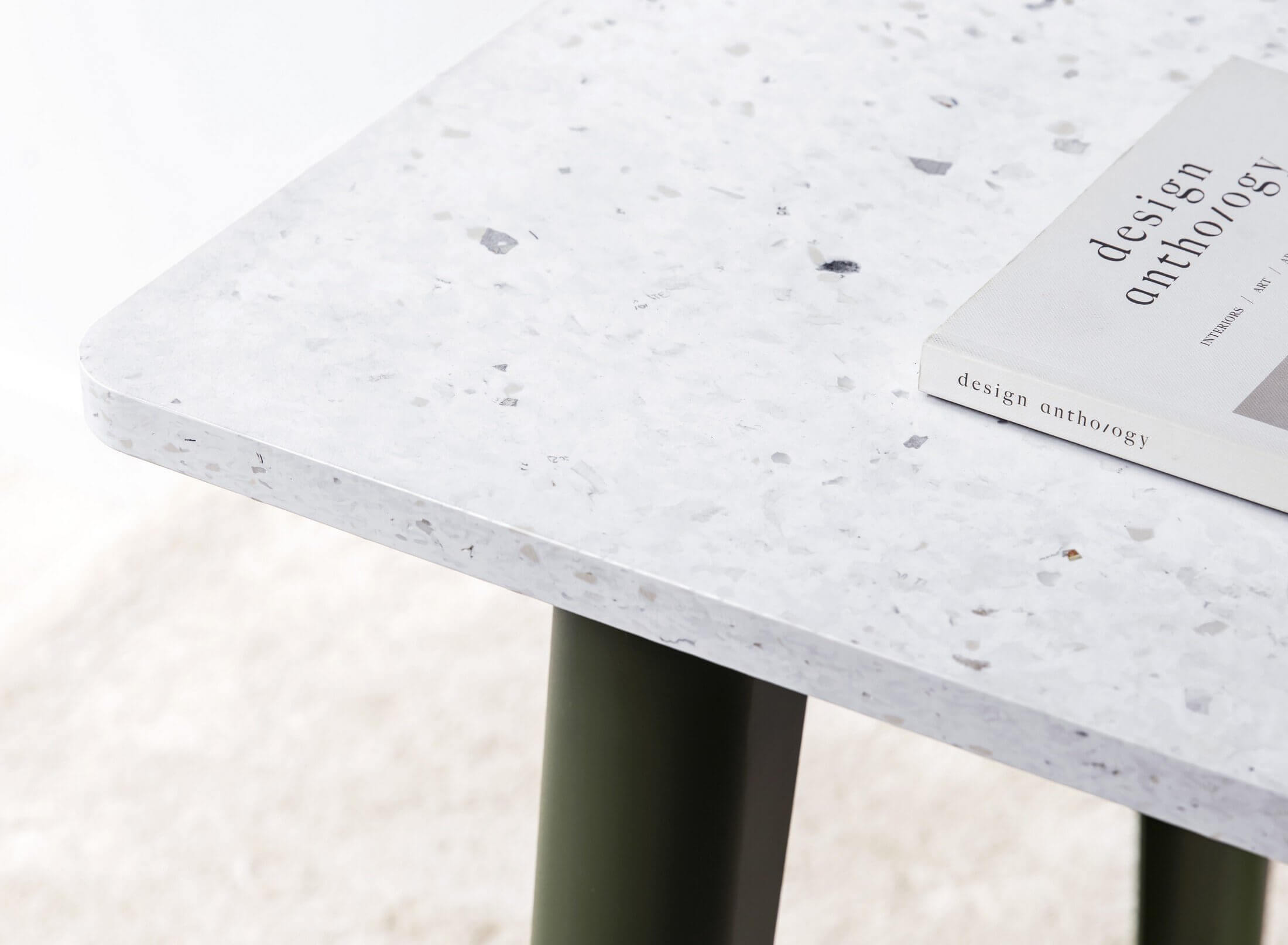 Mobilier de bureau style terrazzo.