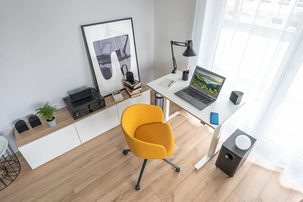 Bureau petit format pliable avec réglage en hauteur ergonomique.