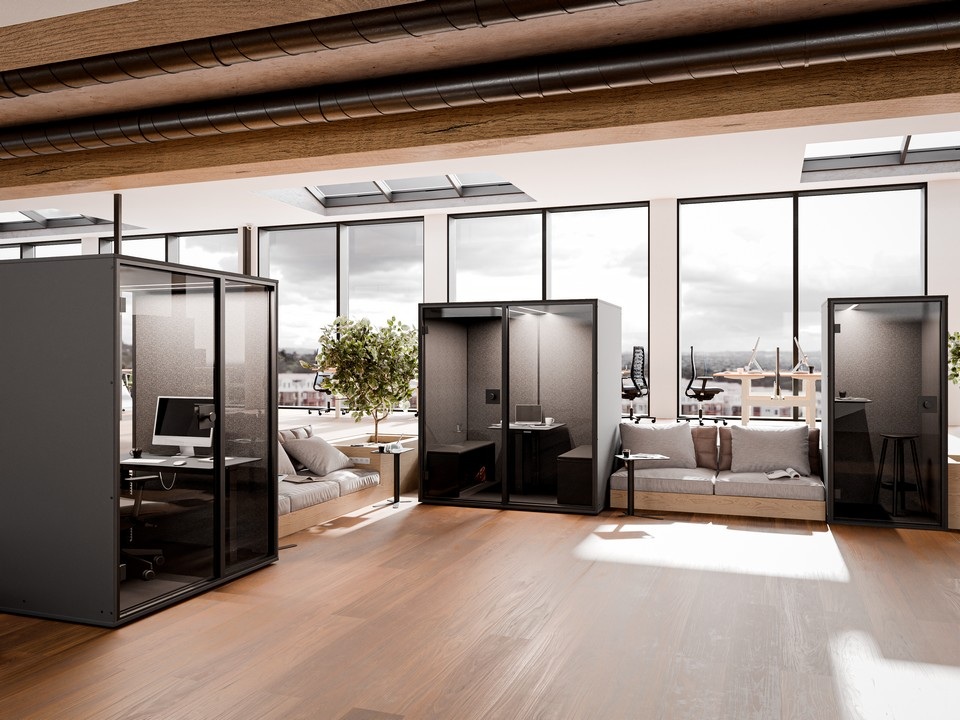 Vue complète d'un bureau avec les cabines acoustiques BERLIN FOCUS, WORK et MEET, entourées de mobilier lounge (démontre la modularité de la gamme).