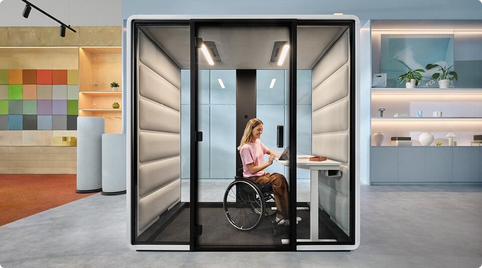 Cabine acoustique HUSHACCESS accessible en fauteuil roulant avec poste de travail réglable en hauteur selon l'utilisateur