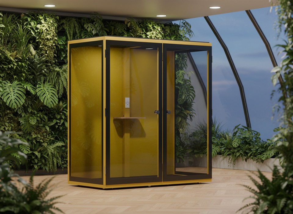 Cabine acoustique modulaire 1to6 Duo jaune installée devant un mur végétal dans un bureau éco-conçu.