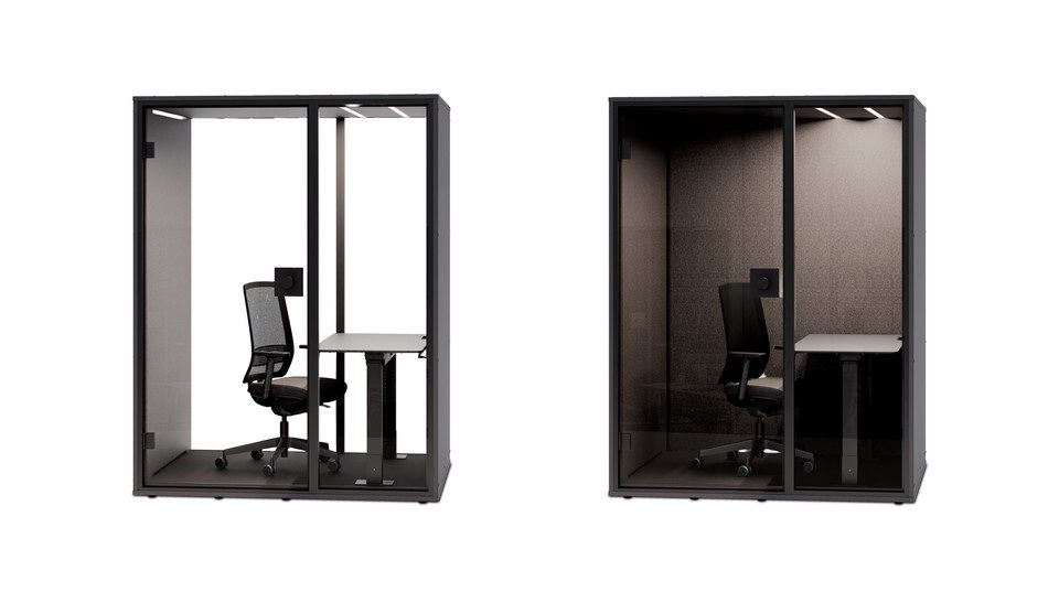 Packshot double vue de la cabine acoustique BERLIN WORK noire, mettant en avant le poste de travail individuel complet avec chaise et table, avec ou sans le fond vitré.