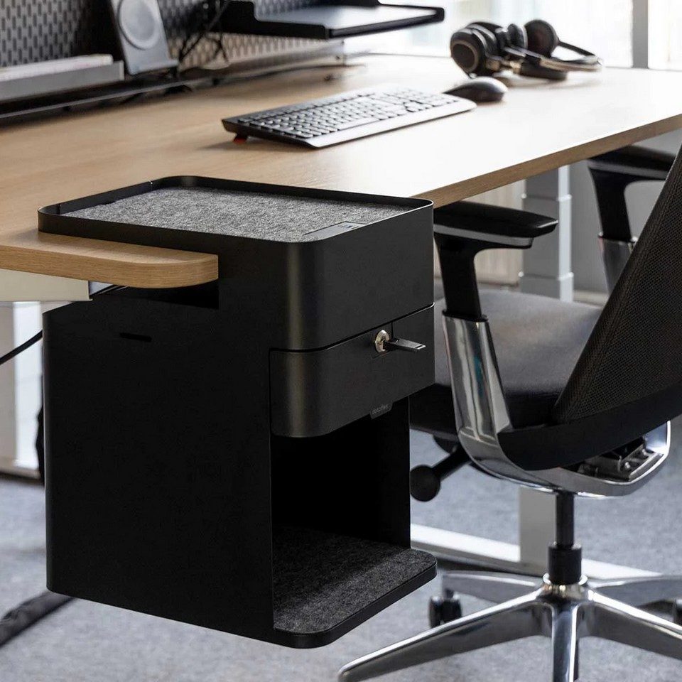 Aménagement de bureau ergonomique assis-debout avec le caisson de bureau suspendu BENTO noir fixé à une table de travail en bois, illustrant la libération de l'espace au sol.