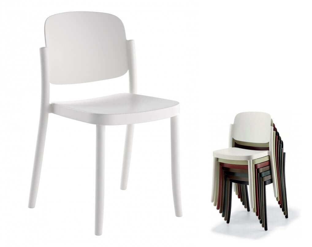 Chaise design empilable pour terrasse de restaurant