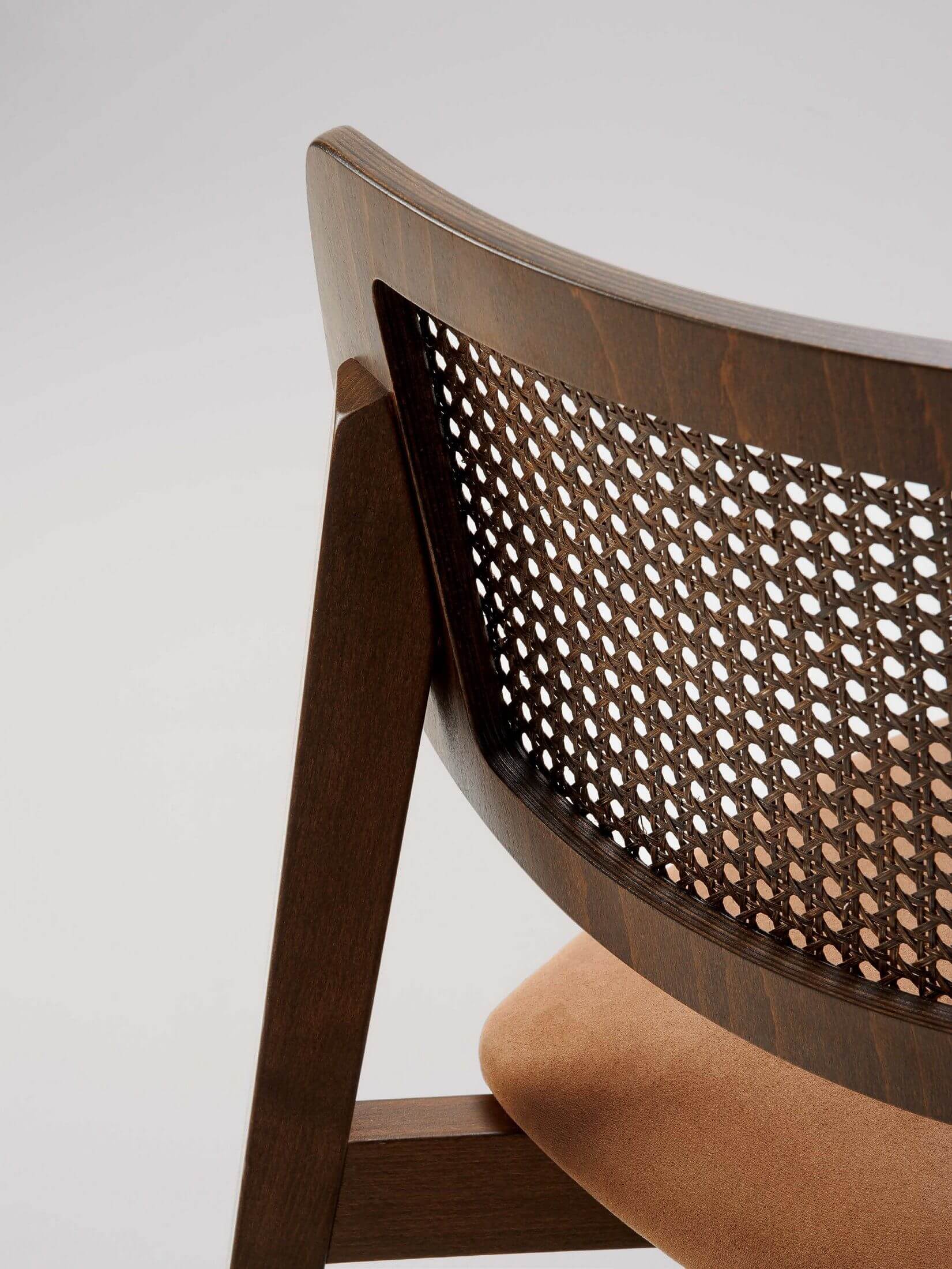 Chaise design en bois BIBI pour restaurant. 