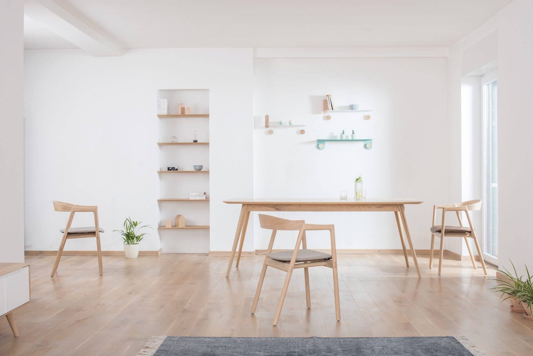 Chaise design en bois de chêne massif MUNA.