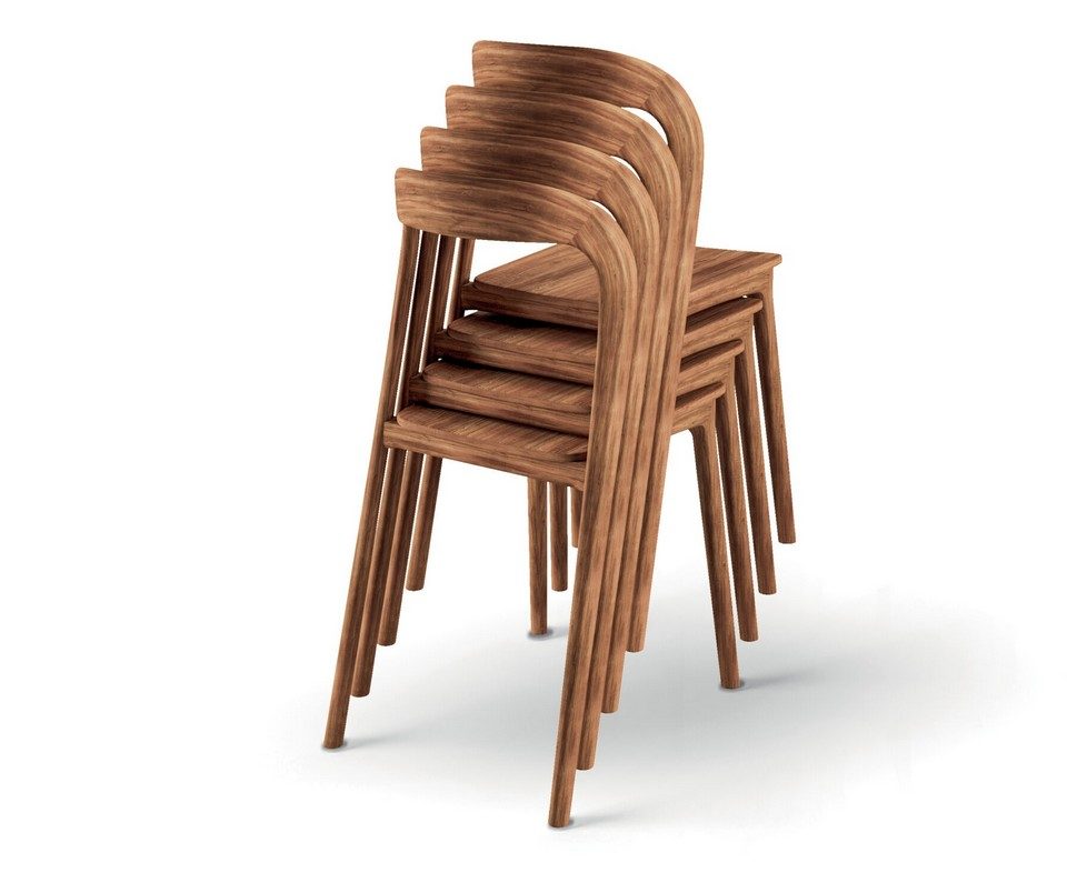 Pile de quatre chaises MILLER illustrant l'empilabilité exceptionnelle pour l'optimisation du stockage professionnel.