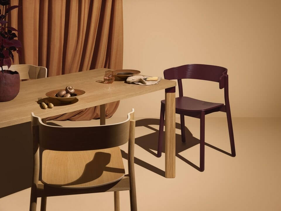 Chaise en bois design qui peut être suspendue à la table par ses accoudoirs