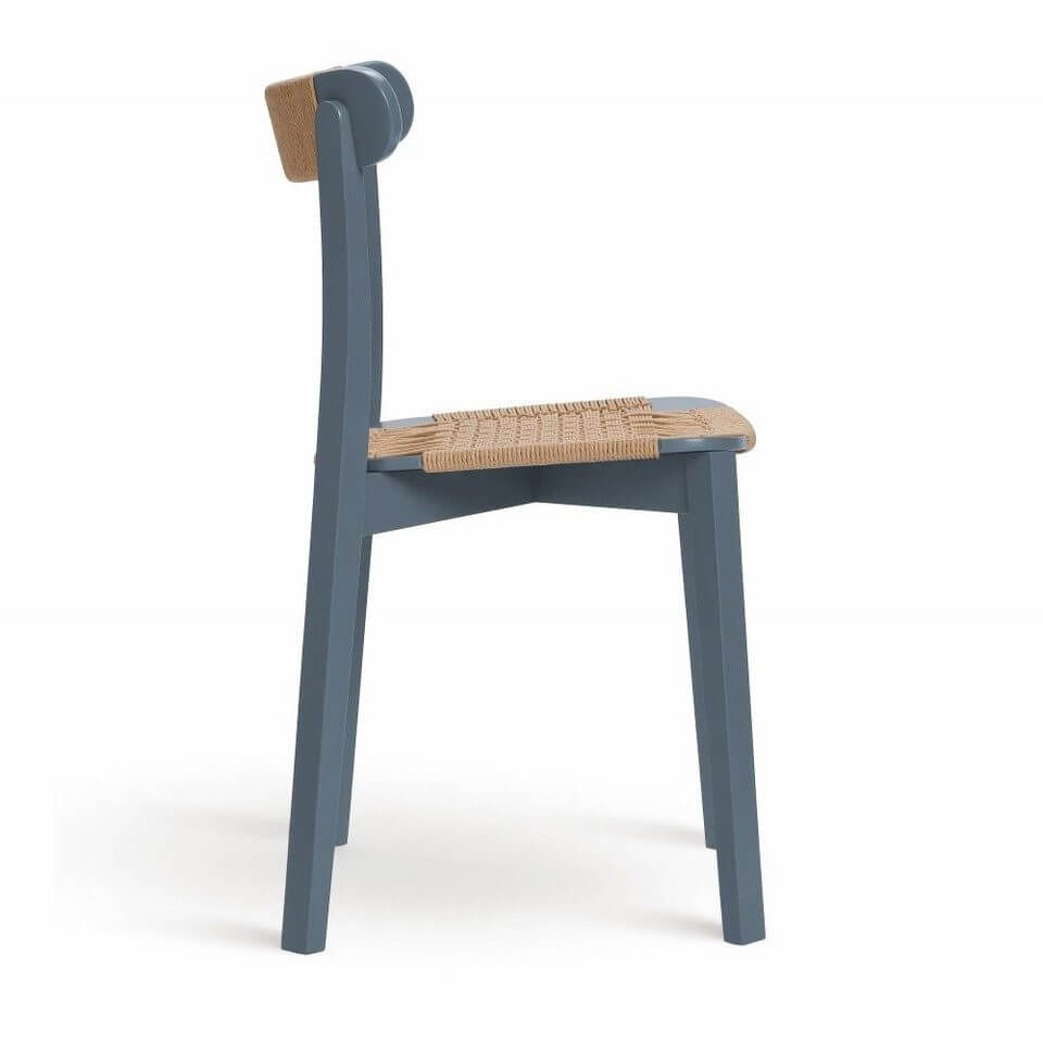 Chaise de restaurant ICHO avec assise et dossier en corde tressée sur structure en bois colorées, mettant en avant la finition design et le confort.