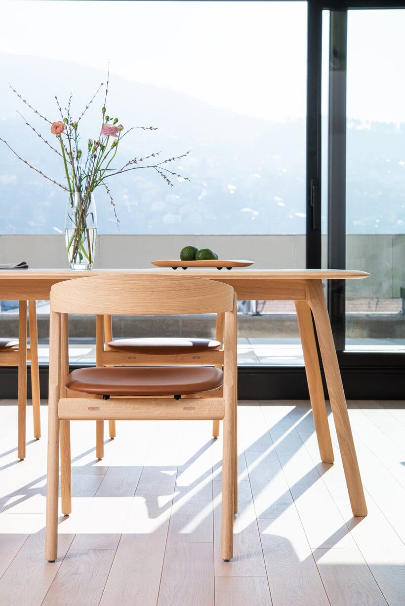 Chaise de réunion en bois massif MUNA.