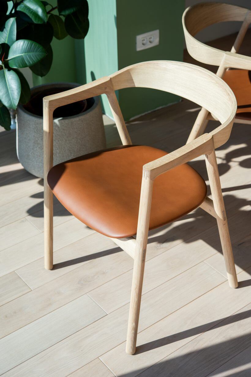 Chaise de réunion design en bois massif et cuir MUNA.