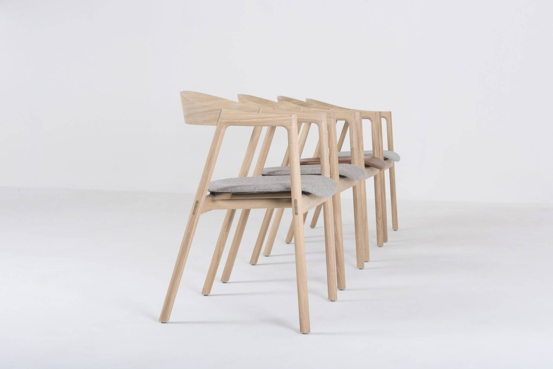 Chaise en bois massif éco-responsable MUNA.