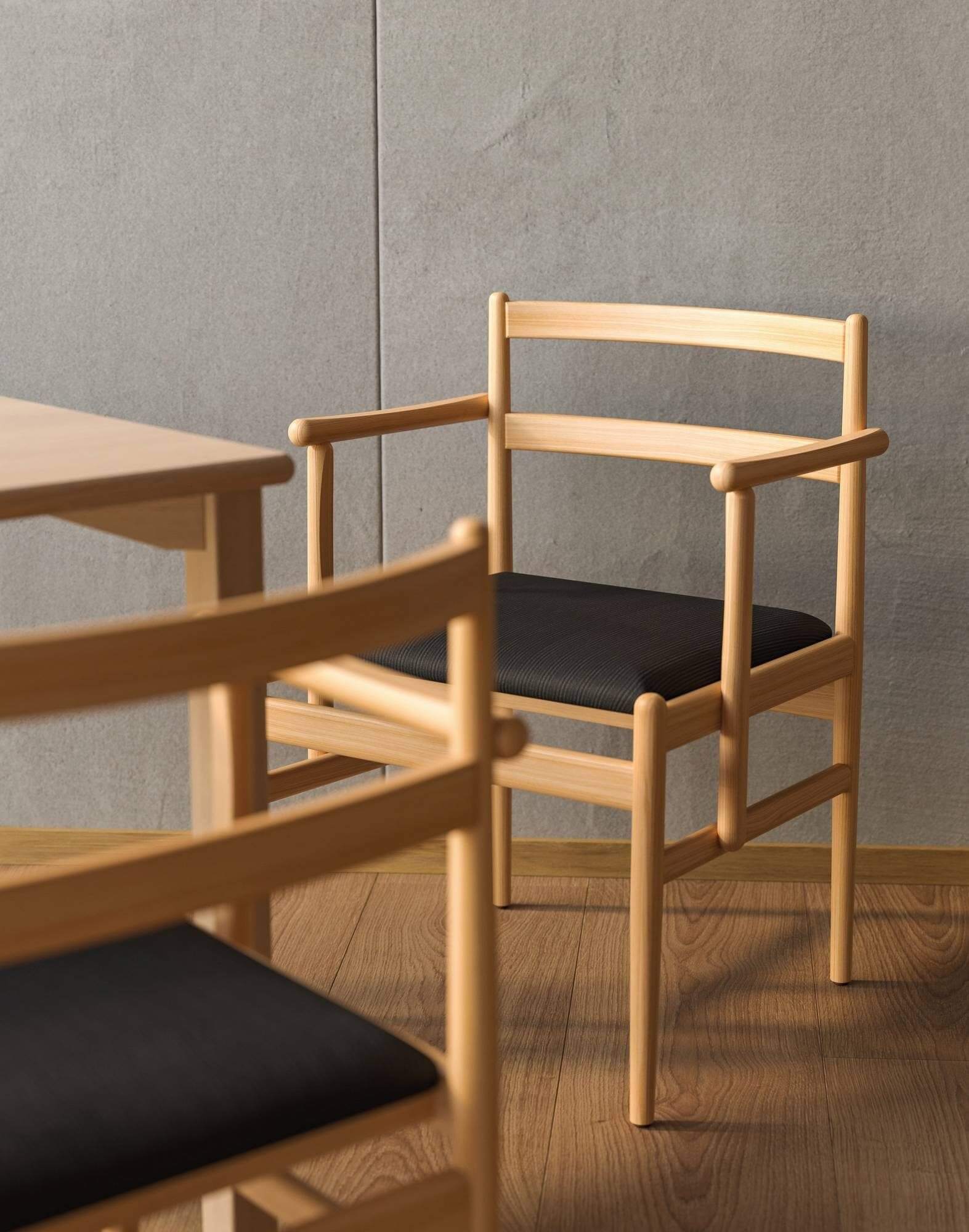 LIF est une chaise en bois et en cuir pour la restauration