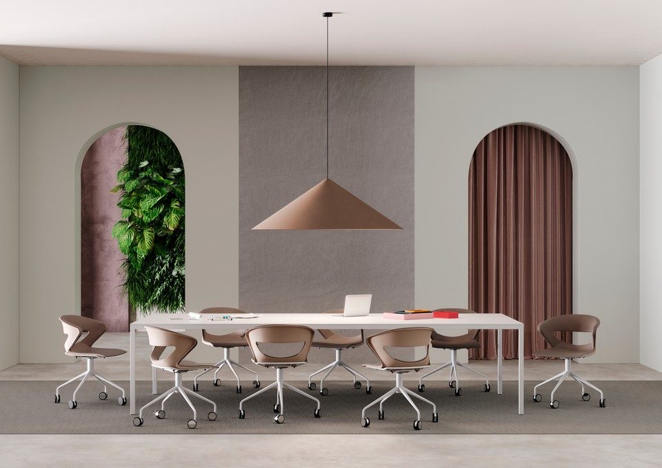 Aménagement d'une grande salle de réunion avec huit chaises KICCA pivotantes à roulettes autour d'une table blanche minimaliste, dans un décor architectural Japandi.