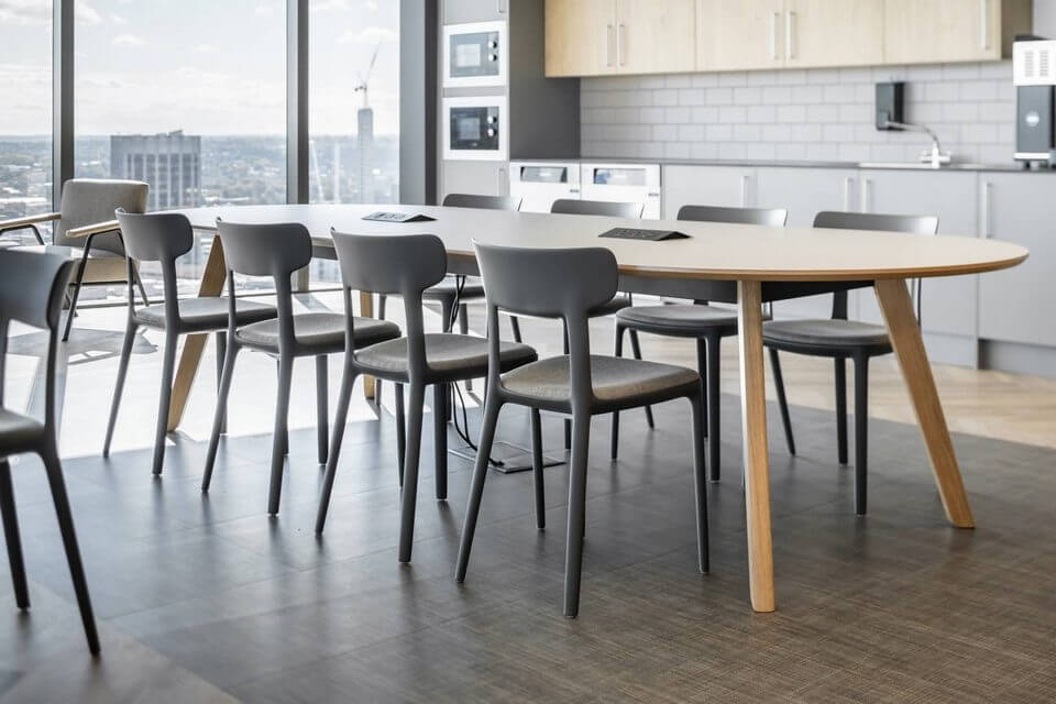Chaise design et confortable pour les cafétéria d'entreprise