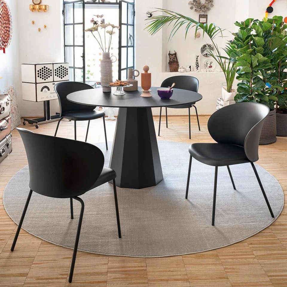 Chaises de réunion TUKA avec coque en polypropylène noir et piètement métal fin, idéales pour des espaces de conférence sobres et modernes.