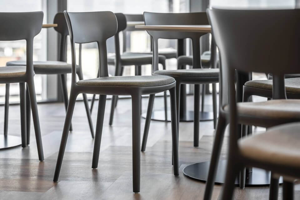 Chaise de cafétéria design et confortable grâce à son assise matelassée