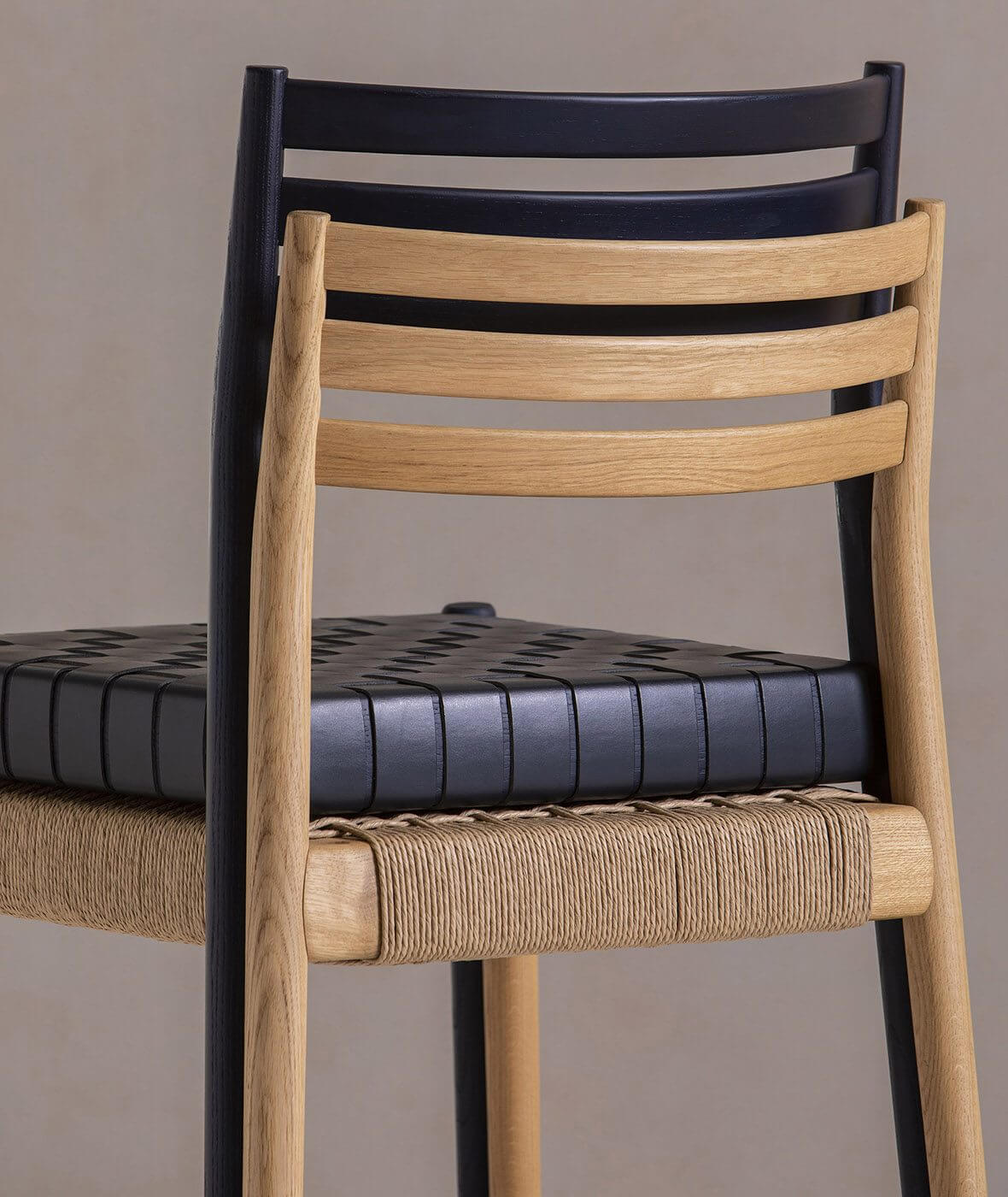 Chaise haut de gamme en bois et corde naturelle pour restaurant.
